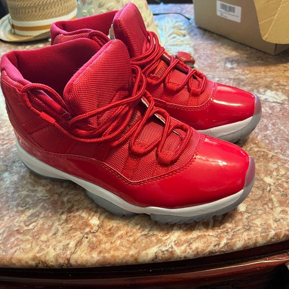 Size 8.5- Jordan 11 136046-800 - Picture 10 of 12